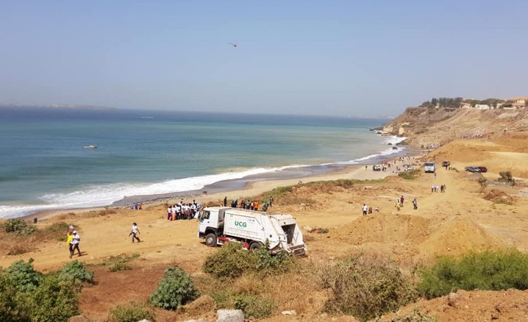 Les citoyens dakarois nettoient la plage du Cap Manuel, envahie de déchets médicaux dangereux