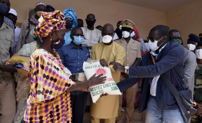 Distribution massive de vivres au Sénégal pour amortir le choc du coronavirus