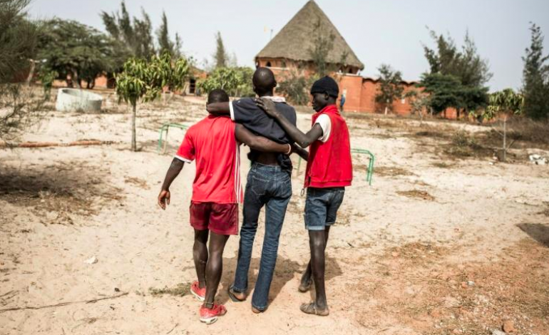 Les enfants des rues cherchent à échapper au coronavirus, loin de Dakar