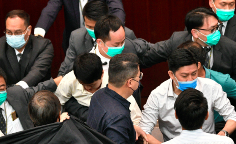 Heurts au parlement Hongkongais après un projet de loi controversé sur l’hymne chinois