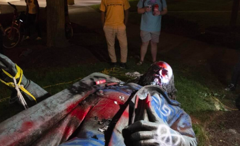 Des manifestants antiracistes abattent la statue du général confédéré Albert Pike, à Washington