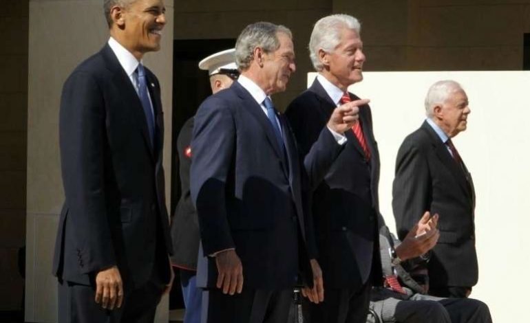 Les portraits de Bill Clinton et de Georges Bush décrochés du hall de la Maison-Blanche