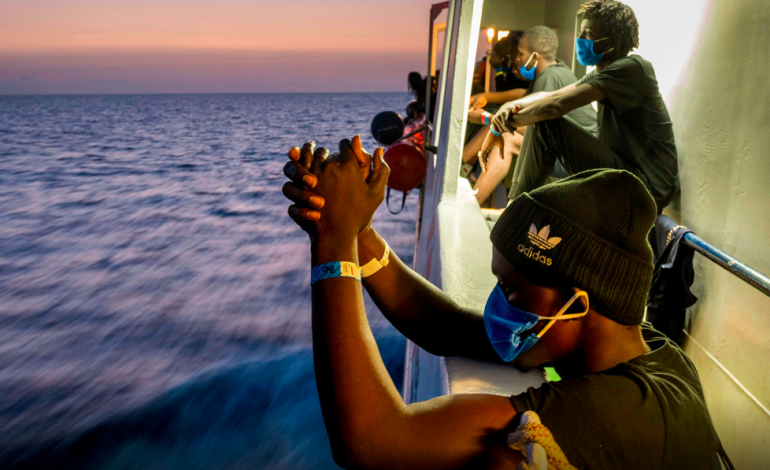 Transfert de plus de 350 migrants sur un navire-quarantaine en Sicile