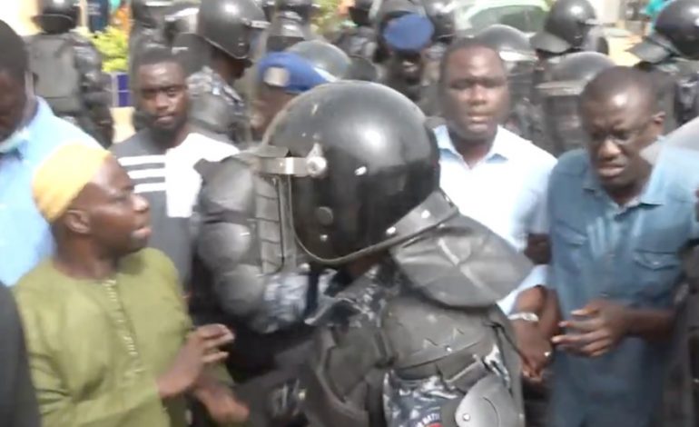 Ousmane Sonko empêché de sortir chez lui par la police, émeutes à Dakar et manifestations dans les régions