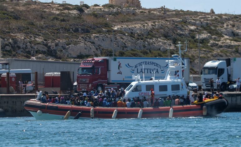 Afflux massif de migrants à Lampedusa
