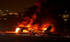 Un avion de la Japan Airlines en feu après avoir heurté un autre appareil à l'aéroport de Tokyo-Haneda