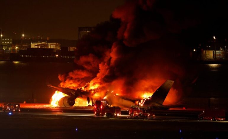 Un avion de la Japan Airlines en feu après avoir heurté un autre appareil à l’aéroport de Tokyo-Haneda
