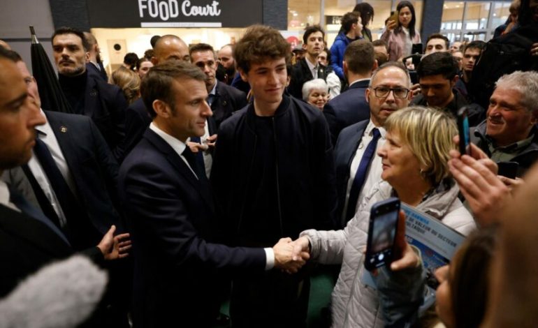 Emmanuel Macron copieusement sifflé et insulté au Salon de l’agriculture de Paris
