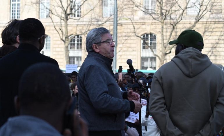 La diaspora sénégalaise à Paris manifeste contre le report de l’élection présidentielle, Jean Luc Melenchon en soutien
