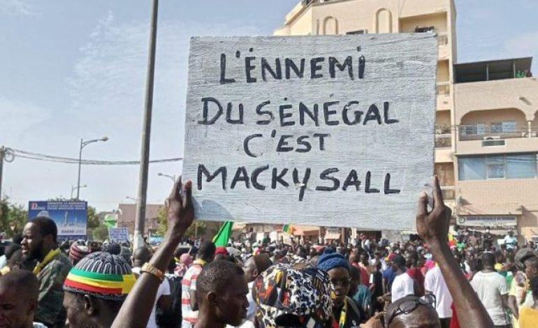Affaiblie en Afrique, la France, prudente, « marche sur des oeufs » au Sénégal