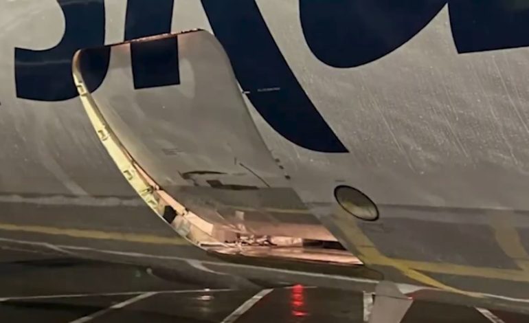 Un Boeing 737Max d’Alaska Airlines atterrit avec une soute ouverte