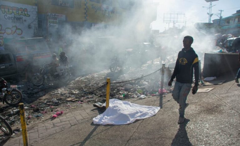 Quatorze corps retrouvés près de Port-au-Prince, les Haïtiens attendent toujours les autorités de transition