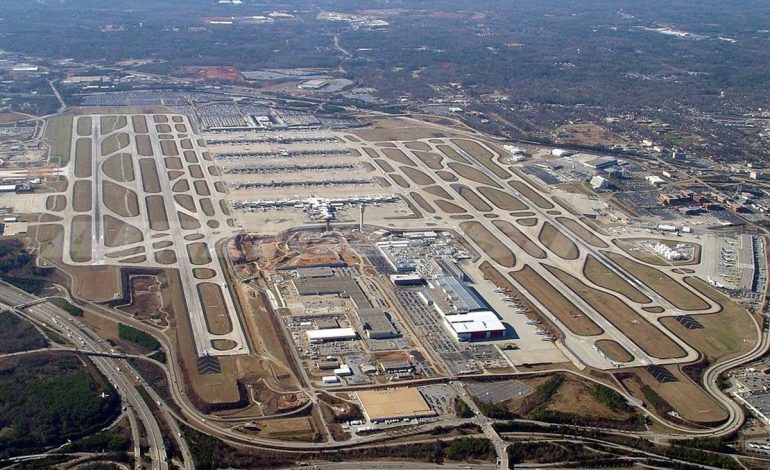 Les dix plus grands aéroports accueillent 10% de tous les passagers aériens, Atlanta en tête avec plus de 100 millions de passagers