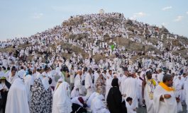 Une marée de fidèles afflue au mont Arafat sous une chaleur extrême