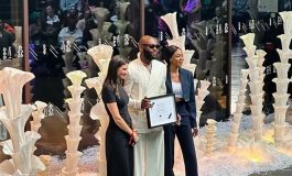 Le prix « Best Designer Africa » décerné au créateur sud-africain Rich Mnisi lors de l'Africa Fashion Up 2024